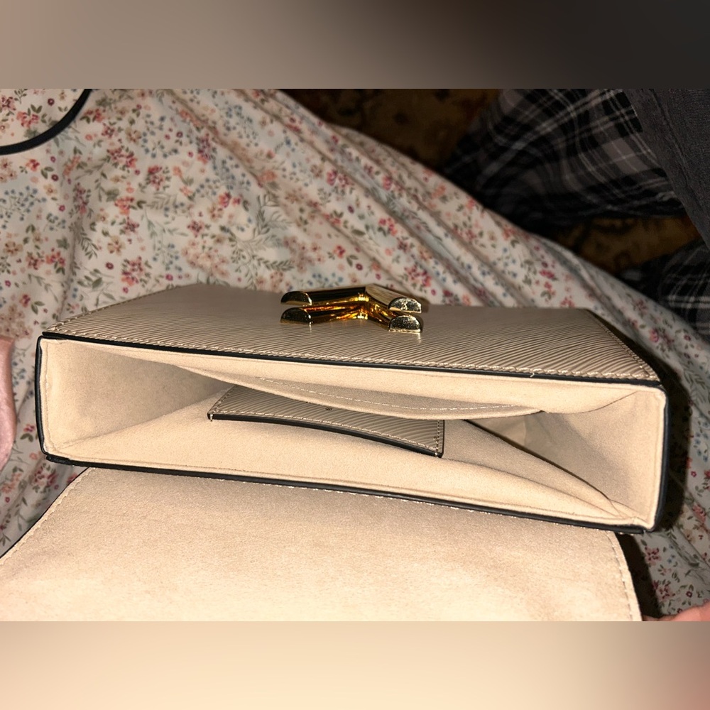 Elegant Cream Handbag - Picture 5 of 11